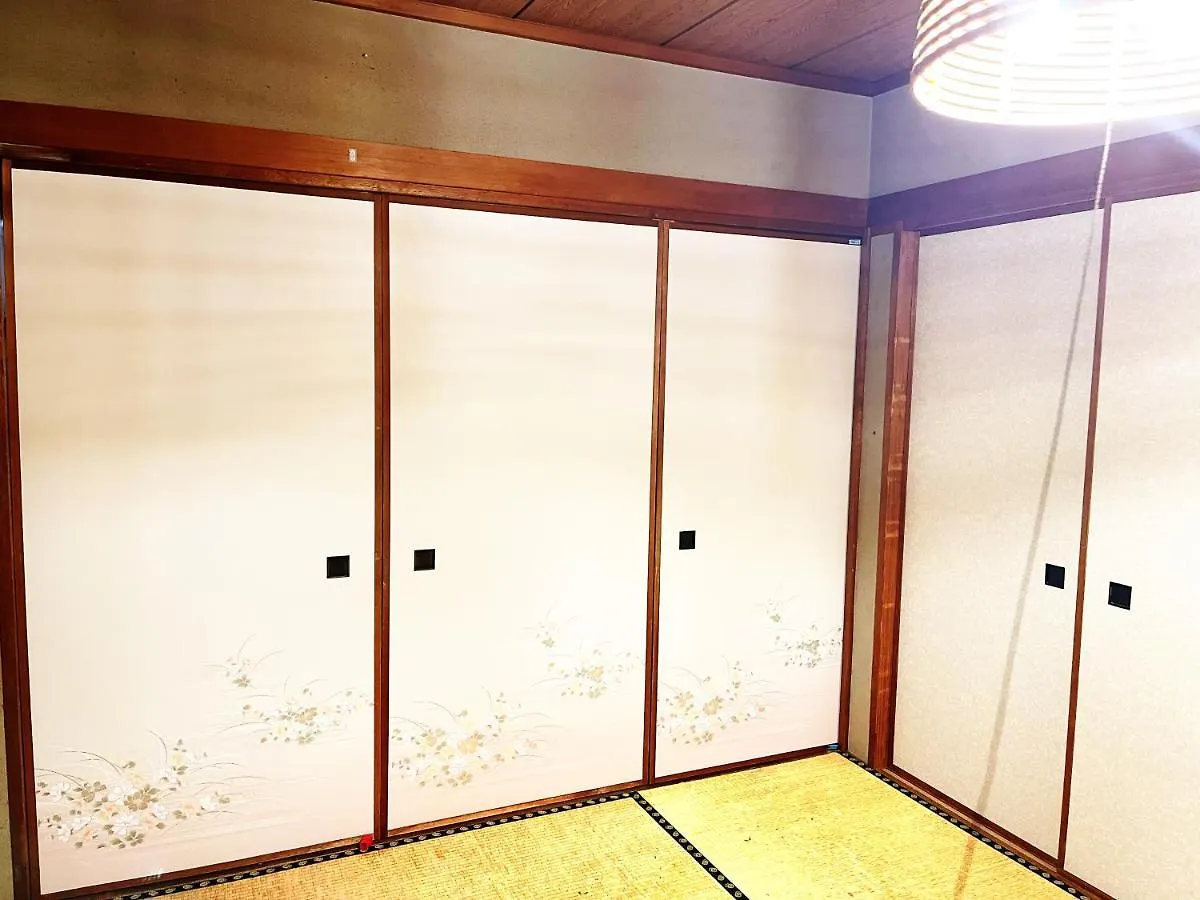 Tokyo Downtown Tatami House: Multinational TV & BBQ Corner Hotel Guest house