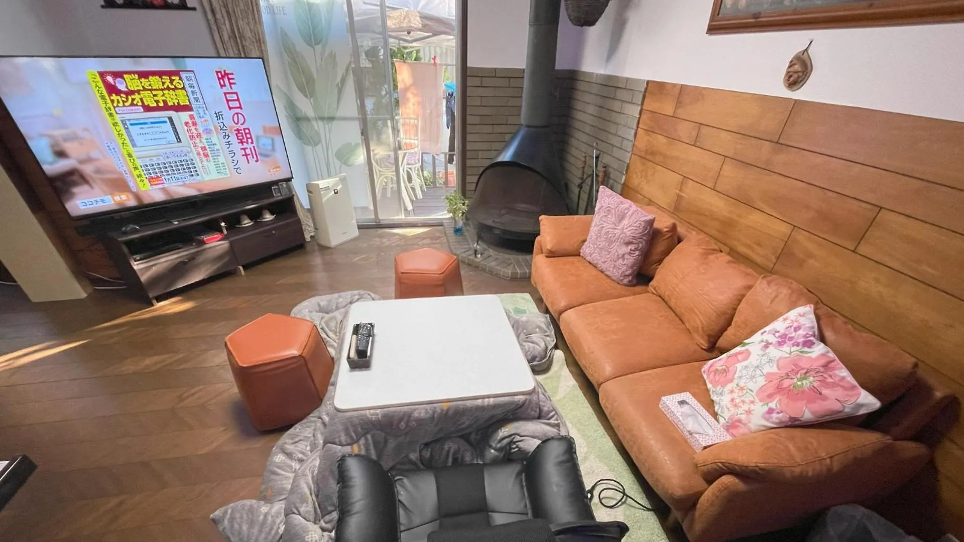 Tokyo Downtown Tatami House: Multinational TV & BBQ Corner Hotel Guest house