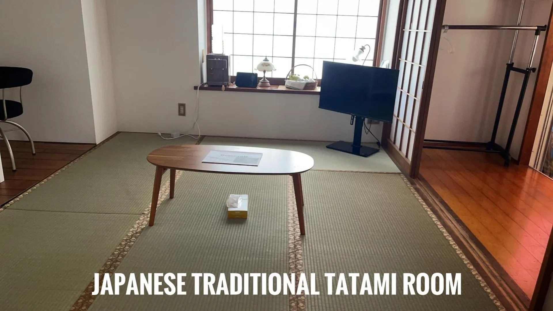 Tokyo Downtown Tatami House: Multinational TV & BBQ Corner Hotel Guest house