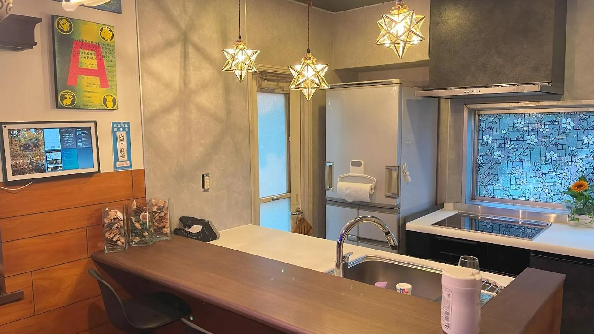 Tokyo Downtown Tatami House: Multinational TV & BBQ Corner Hotel