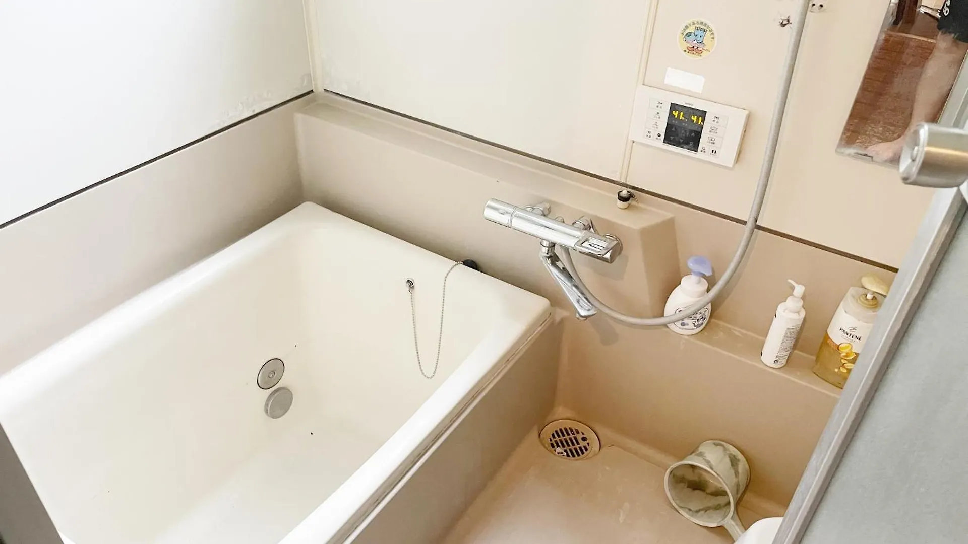 Tokyo Downtown Tatami House: Multinational TV & BBQ Corner Hotel Guest house